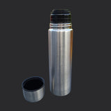 Thermosflasche 500 ml mit Druckverschluss, daneben der Trinkbecher