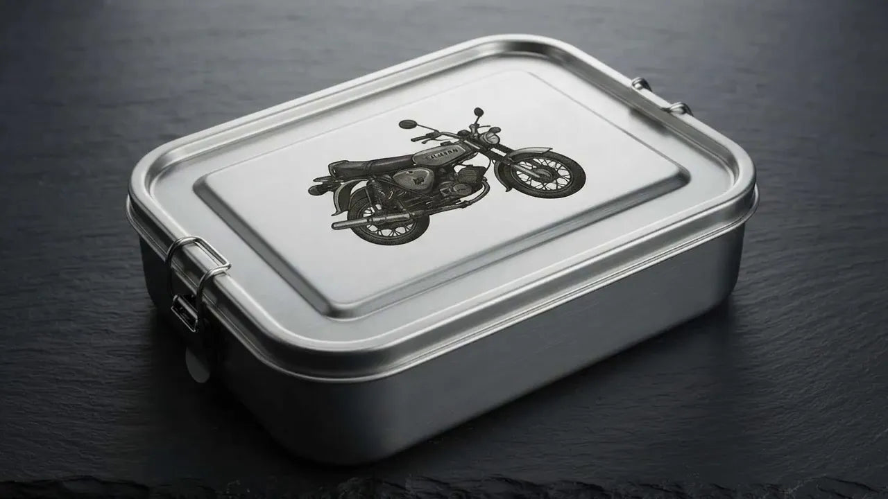 Edelstahl-Brotdose mit graviertem Simson-Motorrad auf dem Deckel, von allen Seiten drehbar.