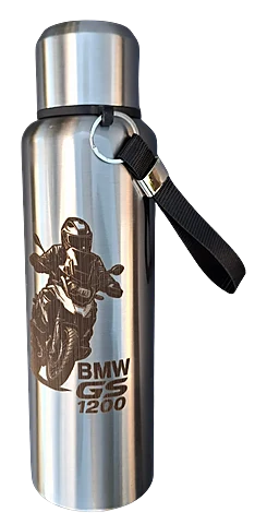 Edelstahlflasche mit Trageschlaufe und Gravur eines Motorradfahrers mit Schriftzug BMW GS 1200.