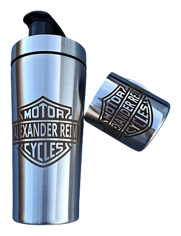 Edelstahl-Shaker mit graviertem Emblem Motor Cycles und einem Namenszug, Vorder- und Deckelansicht.