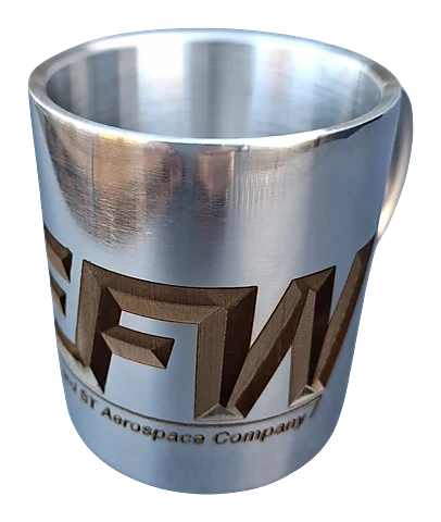 Edelstahltasse mit Henkel und großflächiger Gravur des Logos EFW, einer ST Aerospace Company.