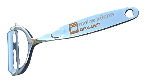 Edelstahl-Sparschäler mit Gravur des Logos meine küche dresden auf dem Griff.
