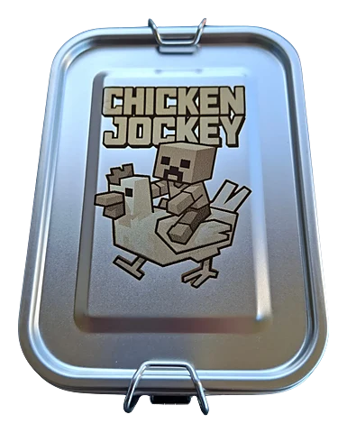 Edelstahl-Brotdose mit Gravur der Minecraft-Spielfiguren Chicken Jockey und dem gleichnamigen Schriftzug.