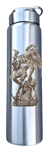 Edelstahlflasche mit Gravur einer geflügelten Kämpferfigur aus League of Legends auf einem Felsen und dem Schriftzug League of Legends.