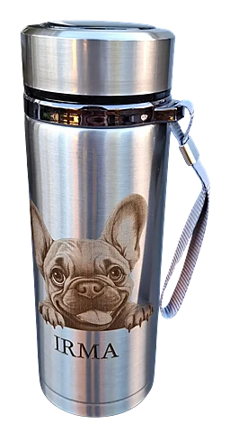 Edelstahlflasche mit Trageschlaufe und Gravur eines sitzenden Hundes und dem Namen Irma.