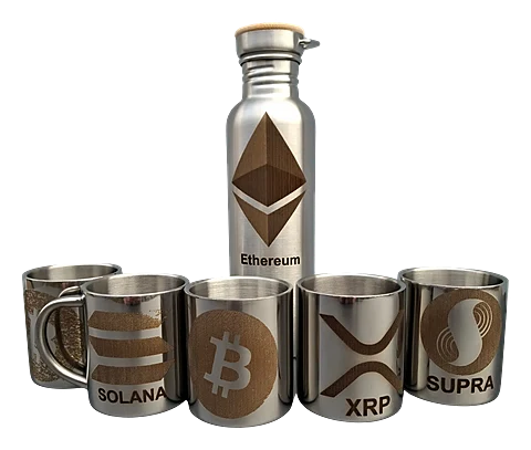 Fünf Tassen und eine Flasche mit gravierten Logos von Ethereum, Bitcoin, Solana, XRP und Supra.