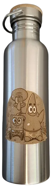 Stainless steel bottle with bamboo lid and engraving of the cartoon characters Spongebob and Patrick.