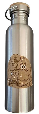 Edelstahlflasche mit Bambusdeckel und Gravur der Zeichentrickfiguren Spongebob und Patrick.